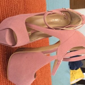 Skyhigh pink heels!